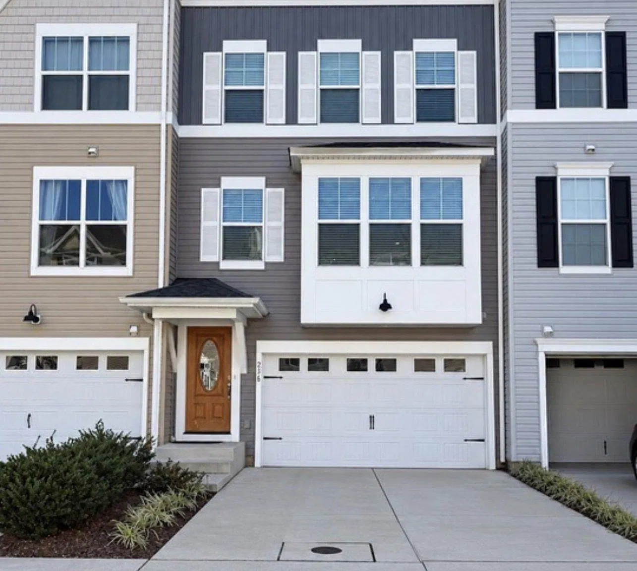 3 bed, 3.5 bath, 2260 sqft, $3,100 — Photo 1