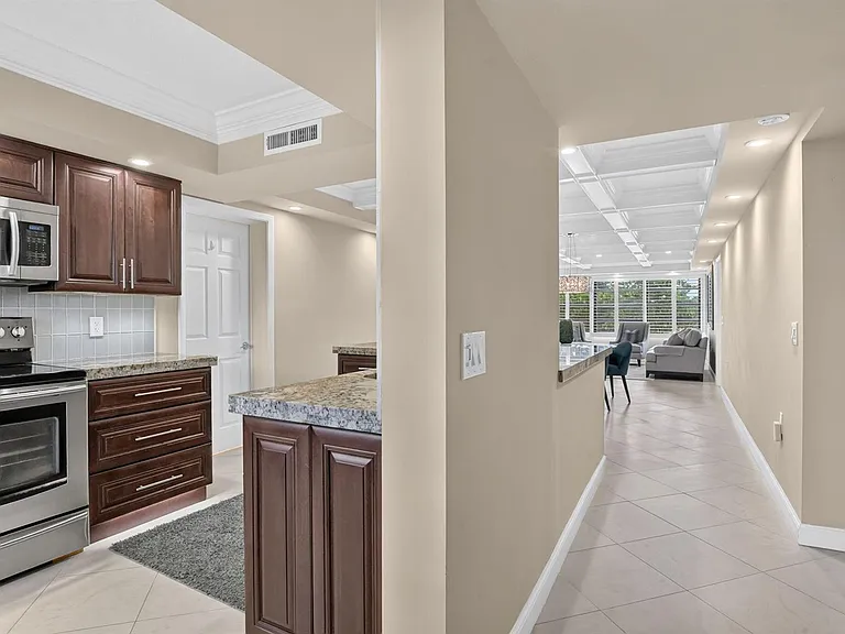 6061 Balboa Cir #206 — Photo 5