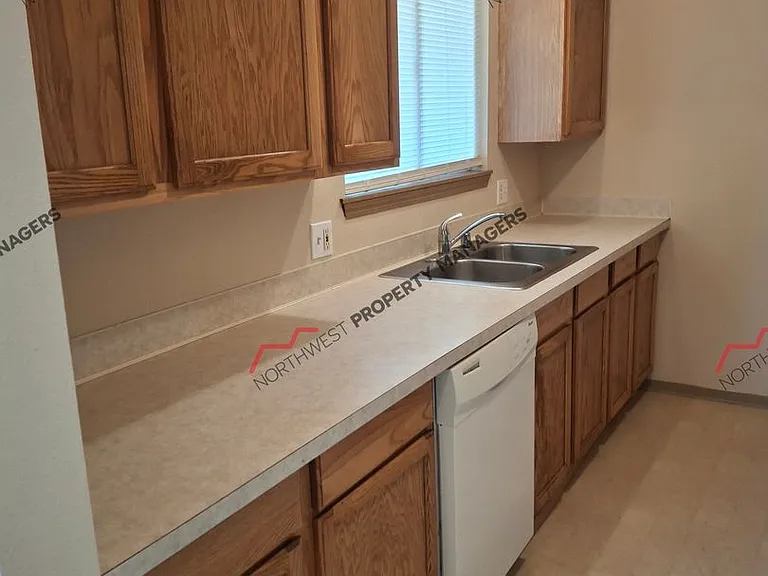 312 E Locust St — Photo 5