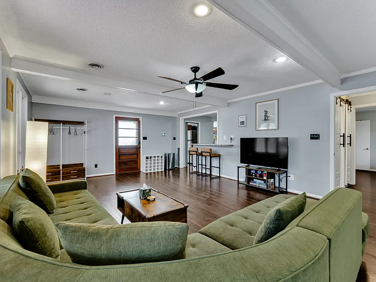 4620 Larkin St — Photo 18