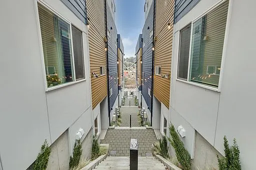 Queen Anne West Townhome with A/C Available Now! — Photo 3