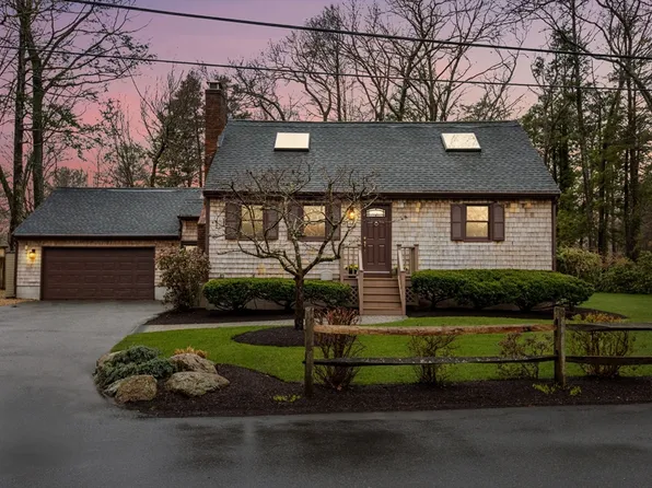55 Village Ln, South Hamilton, MA 01982