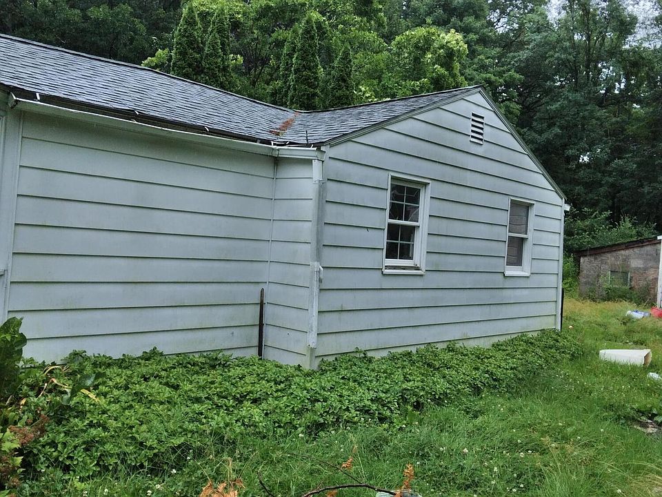 2nd image of 127 Old Post Road