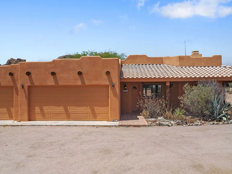 670 E Moon Vista St — Photo 1