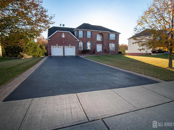 28 Stanley Dr, Monroe Township, NJ 08831