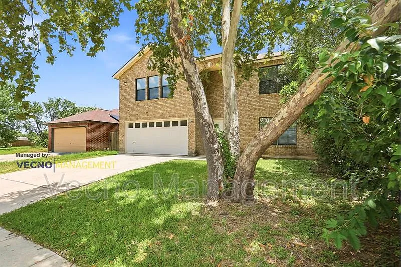 4 bed, 2.5 bath, 2300 sqft, $2,100 — Photo 2
