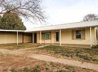 810 17th St, Seagraves, TX 79359