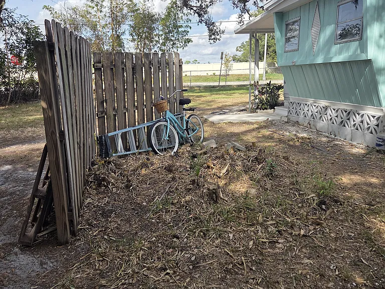 300 Pinewood Ave — Photo 30
