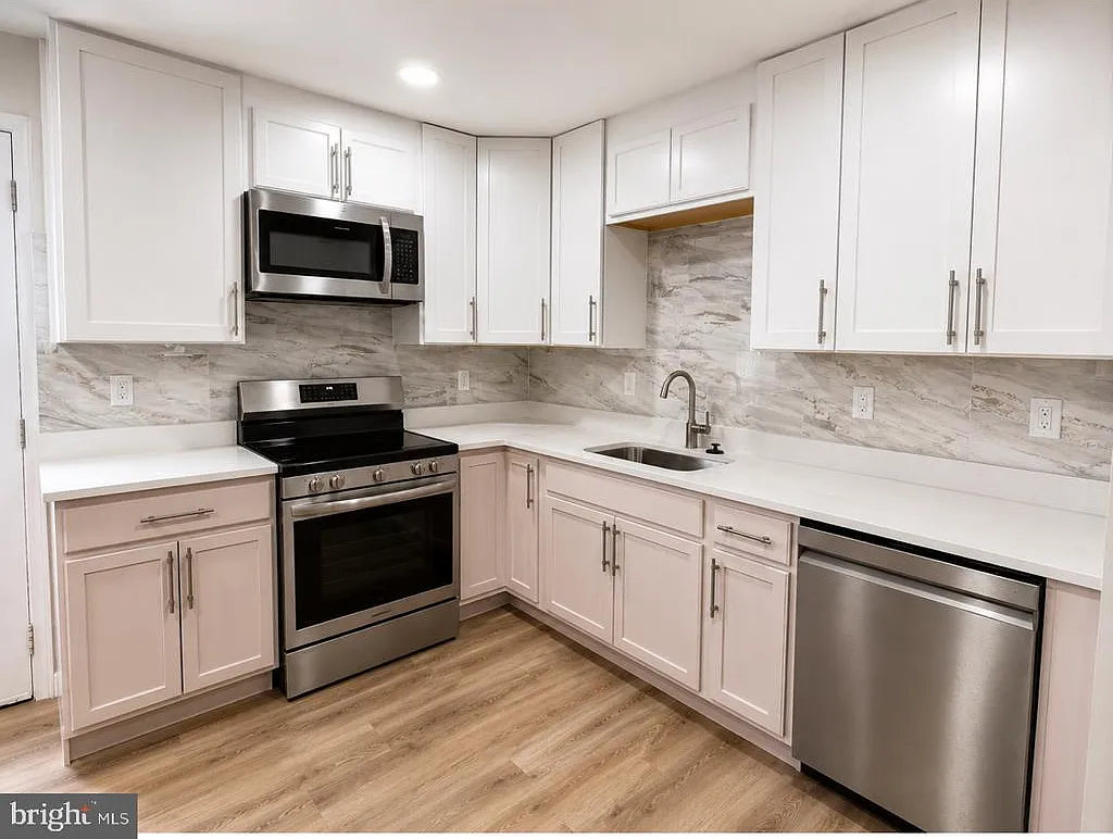 3 bed, 1.5 bath, 1342 sqft, $2,400 — Photo 2