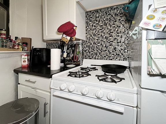 4th image of 361 E 10th St #25A