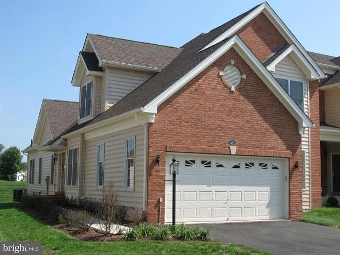 3 bed, 3.5 bath, 2710 sqft, $3,700 — Photo 1