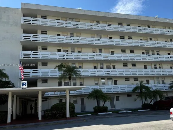 3010 Marcos Dr APT R310, Aventura, FL 33160