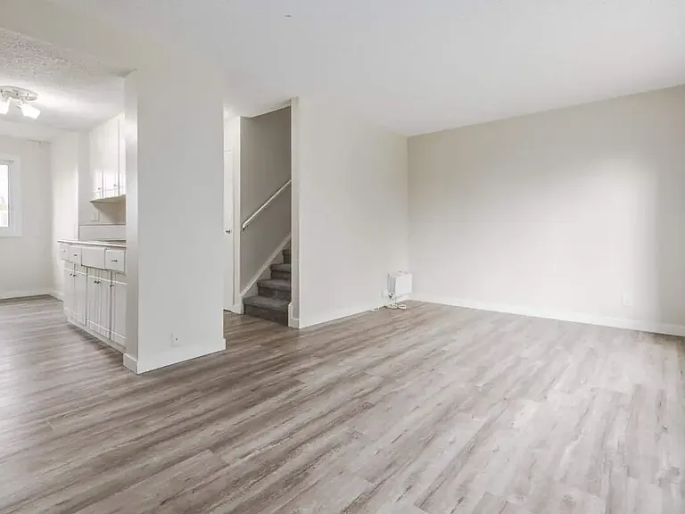 602 Laurier St W — Photo 10