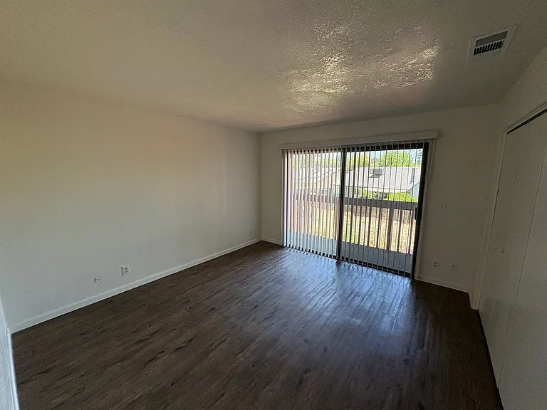 212 N Crenshaw St — Photo 13