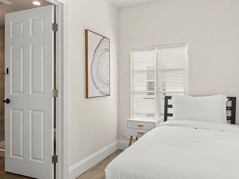 1738 S Kelton Ave — Photo 25