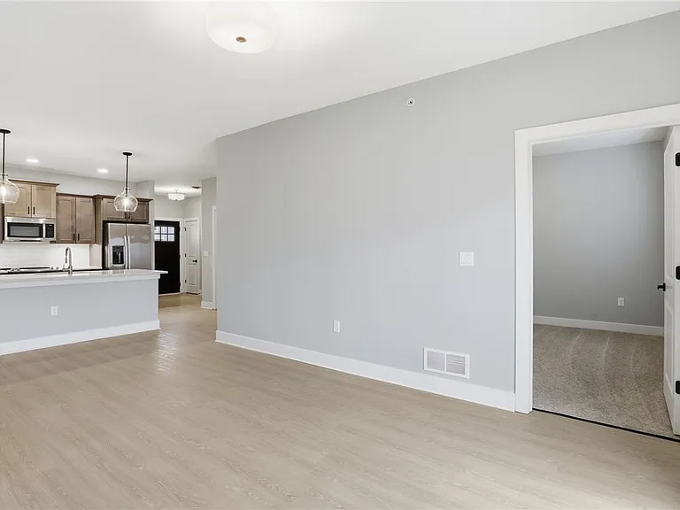 1195 Marina Pkwy — Photo 6