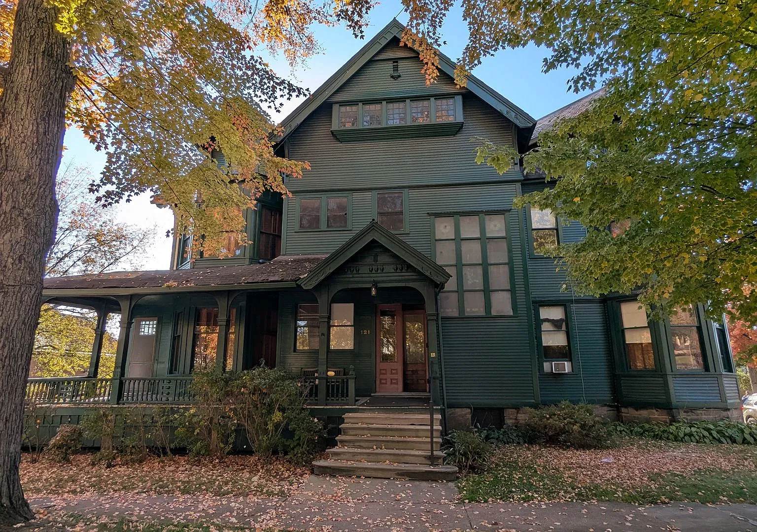 121 4th St NE — Photo 1