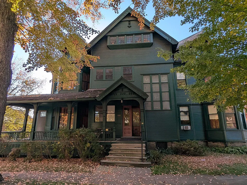 121 4th St NE