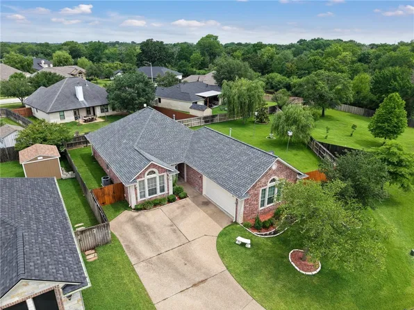 2705 Colony Hills Dr, Bryan, TX 77808