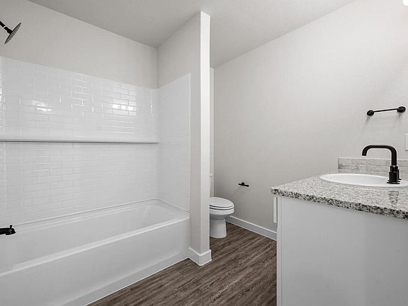 5th image of 5552 Auburn St