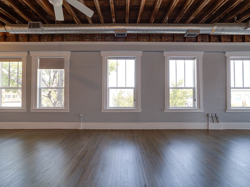 Wall of windows letting in sunlight