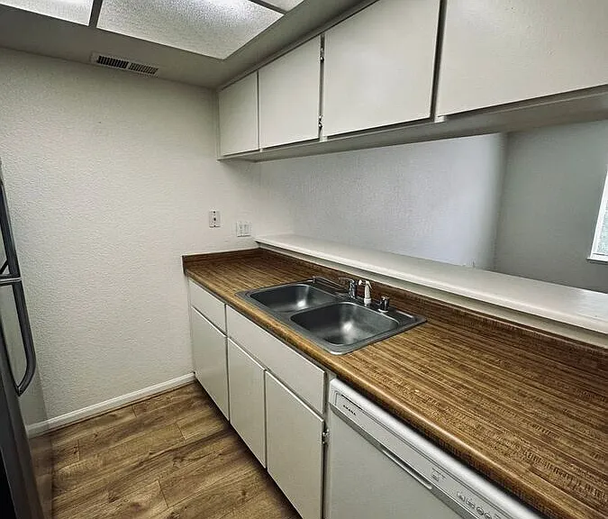 974 Adrian Way — Photo 3