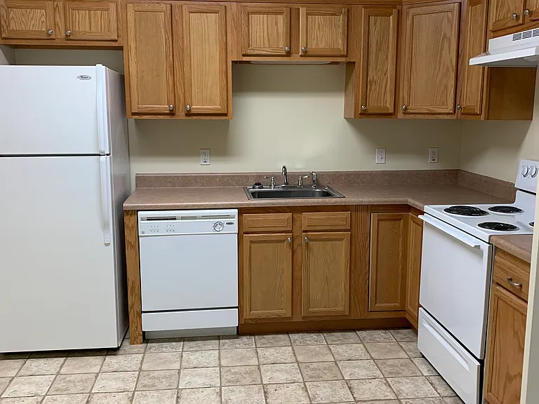1095 E Main St — Photo 2