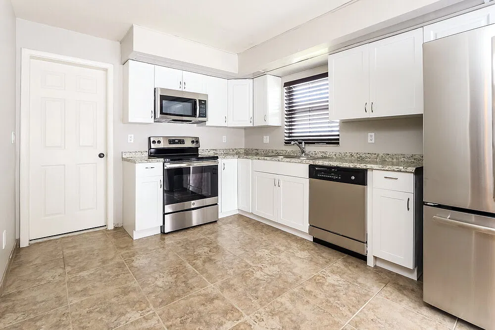 3 bed, 2.0 bath, 1443 sqft, $2,390 — Photo 4
