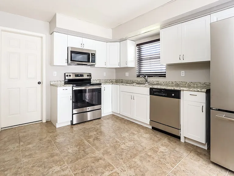 1414 NE Van Loon Ln — Photo 4