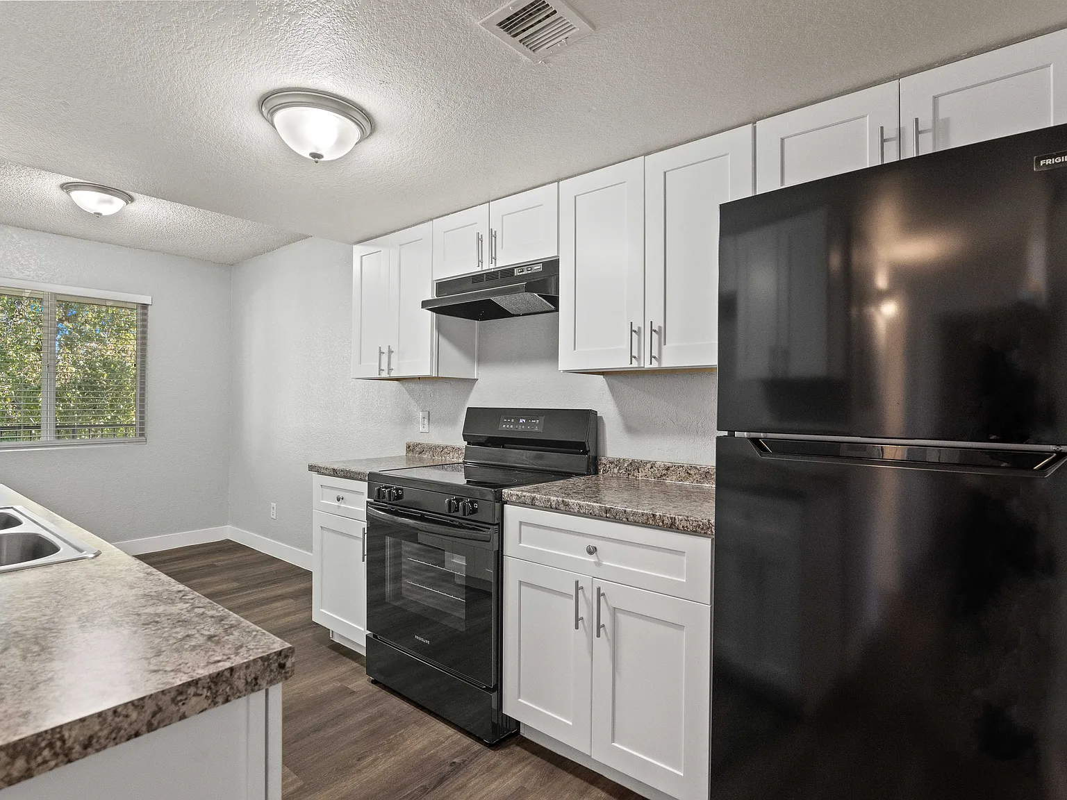 Mariposa Flats — Photo 4