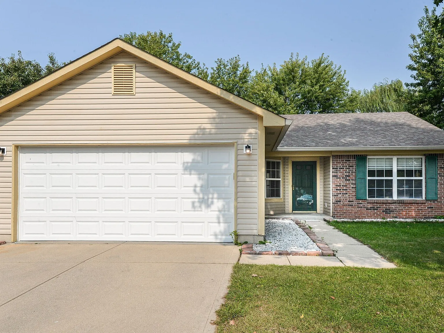 3 bed, 1139 sqft, $1,800 — Photo 1