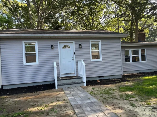 10 Barclay Road, Mastic Beach, NY 11951
