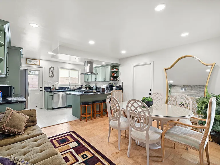 10422 Gilbert St — Photo 9