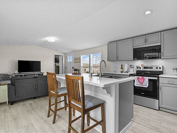 2nd image of 483 Wright