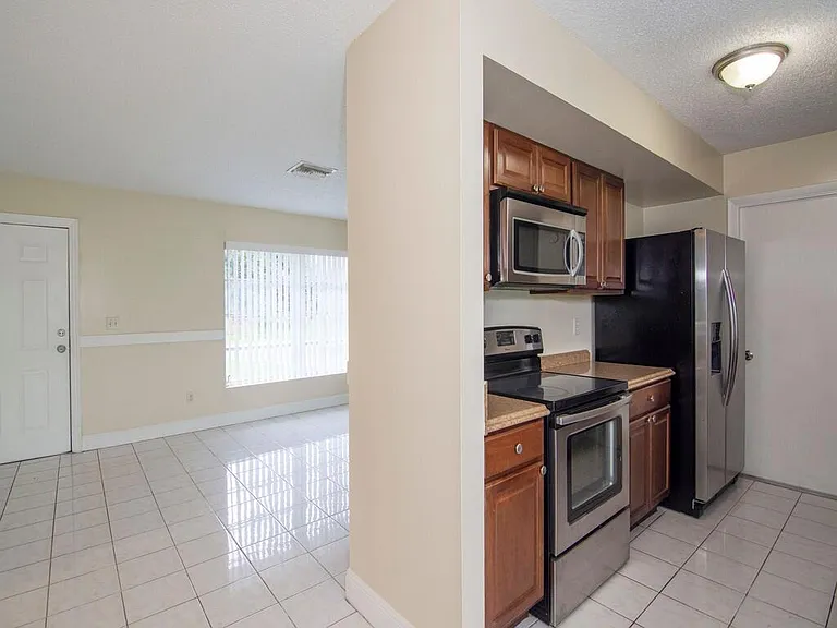 650 SE Evergreen Ter — Photo 16