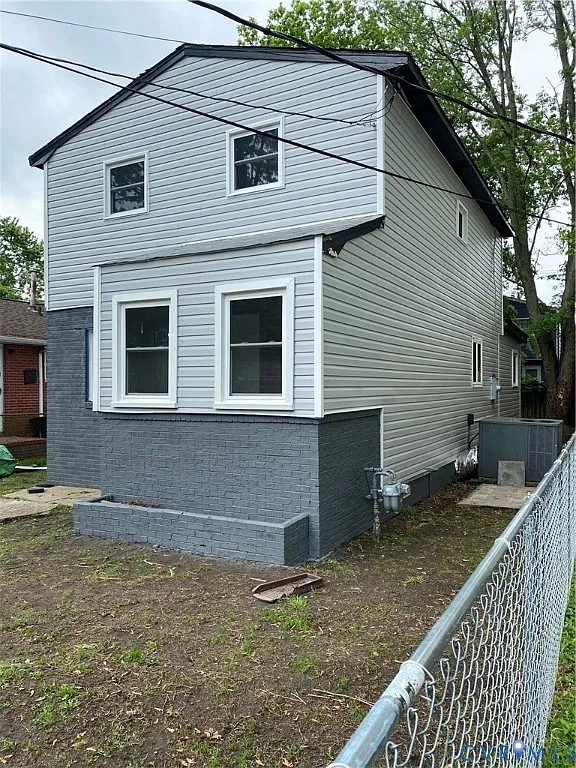 4 bed, 1.5 bath, 1700 sqft, $2,700 — Photo 2