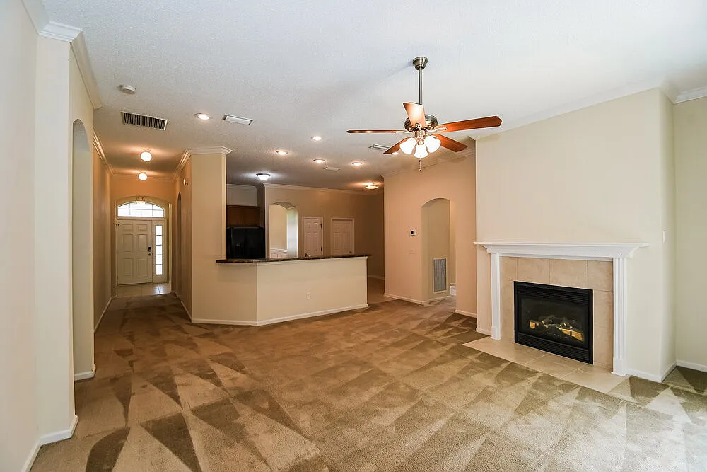 3 bed, 2.0 bath, 2161 sqft, $1,945 — Photo 4