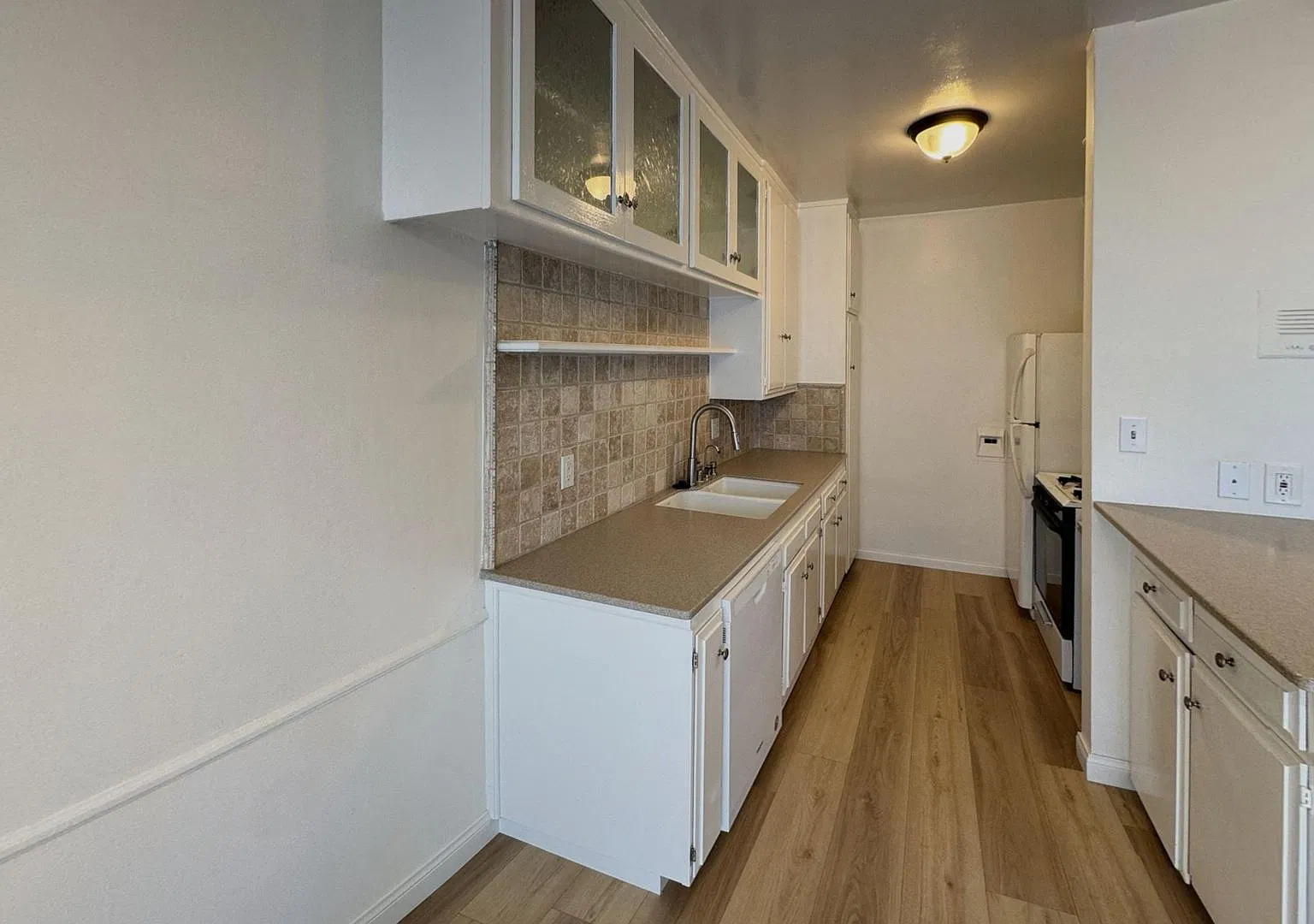 Bright Westside 1 Bedroom W/Private Patio + Pool Access — Photo 3