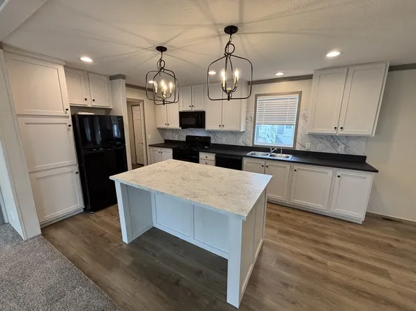 194 Oxford Ct, Dimondale, MI