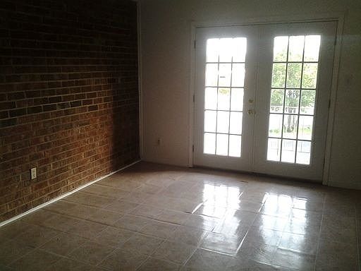 2nd image of 400 W Meadowview Rd