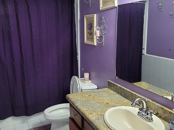 4th image of 913 E Palmaire Ave