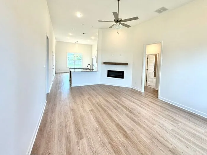 5 bed, 3.0 bath, 2200 sqft, $2,310 — Photo 2