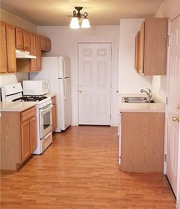 3rd image of 904 Turnbridge Dr