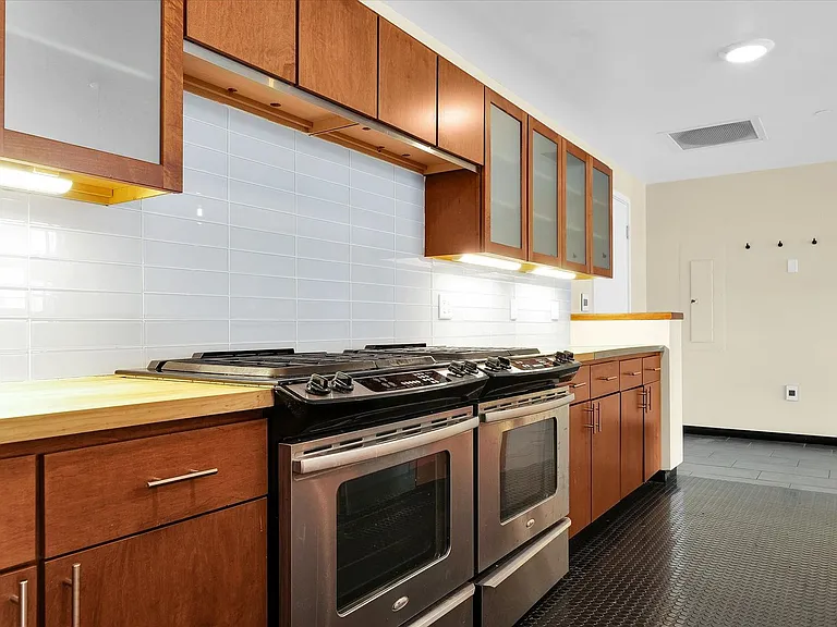 301 N Neil St #808-809 — Photo 13