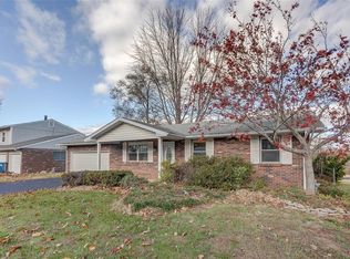 1504 Colonial Dr, Godfrey, IL 62035