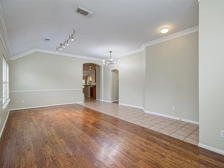 18223 Heathridge Ln — Photo 9