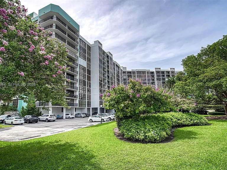 400 Leslie Dr #305 — Photo 42