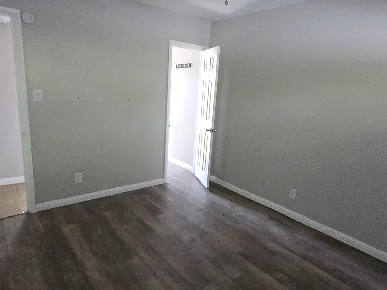 7146 N 57th Ave — Photo 5