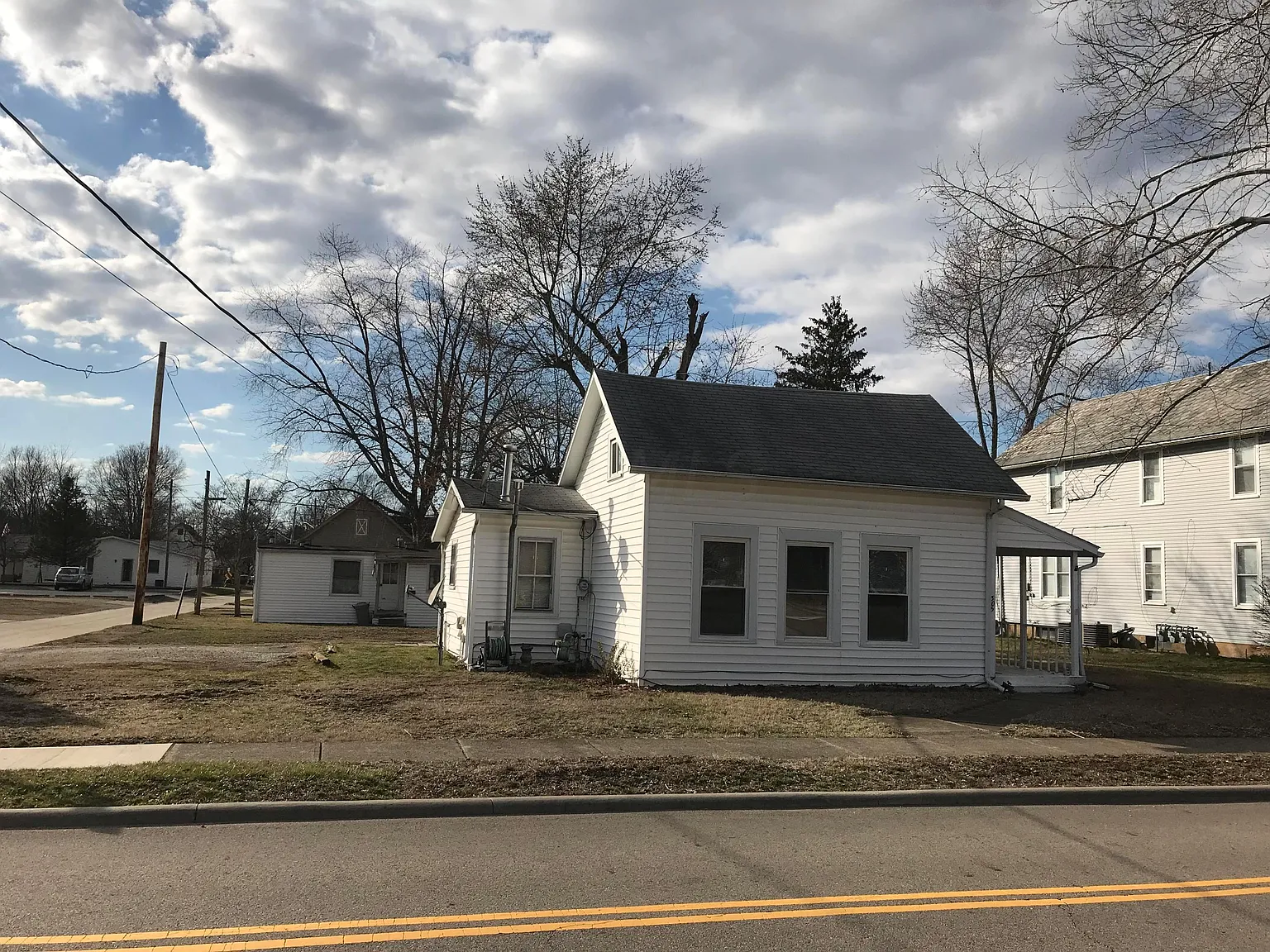 305 College St photo 1