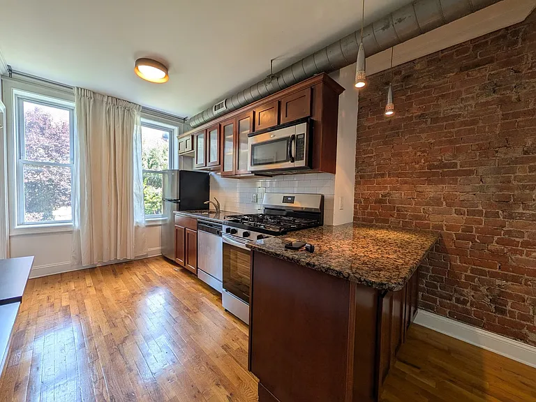 208 6th St #2R — Photo 2
